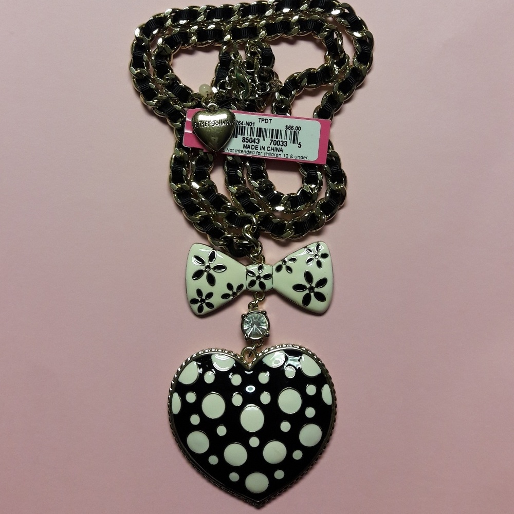 Betsey Johnson black and ivory heart necklace